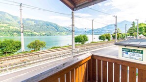 A hotel named Seehof with a view of a lake and mountains. - SKI-N-LAKE City Apartments (Zell am See)