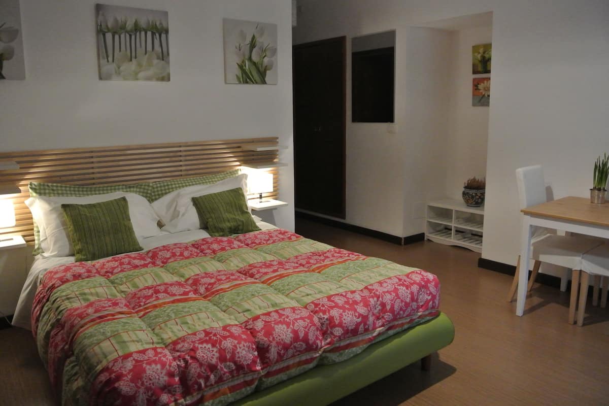 Triple Room, Private Bathroom | Desk, iron/ironing board, free WiFi, bed sheets