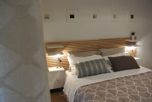 Double Room, Balcony | Desk, iron/ironing board, free WiFi, bed sheets