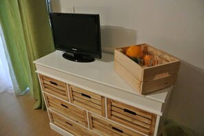 Triple Room, Private Bathroom | Desk, iron/ironing board, free WiFi, bed sheets - B&B Via dei Templi (Agrigento)