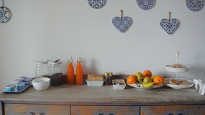 A kitchen counter with various food items, including jars, bottles, and a fruit platter. - B&B Via dei Templi (Agrigento)