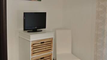 Double Room, Balcony | Desk, iron/ironing board, free WiFi, bed sheets