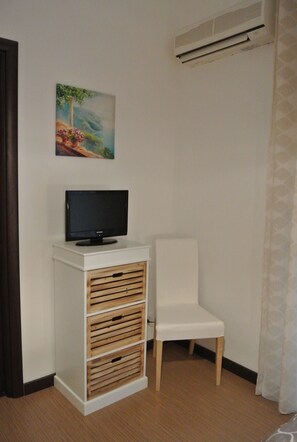 Chambre double, balcon | Bureau, fer et planche à repasser, accès au Wi-Fi (inclus)