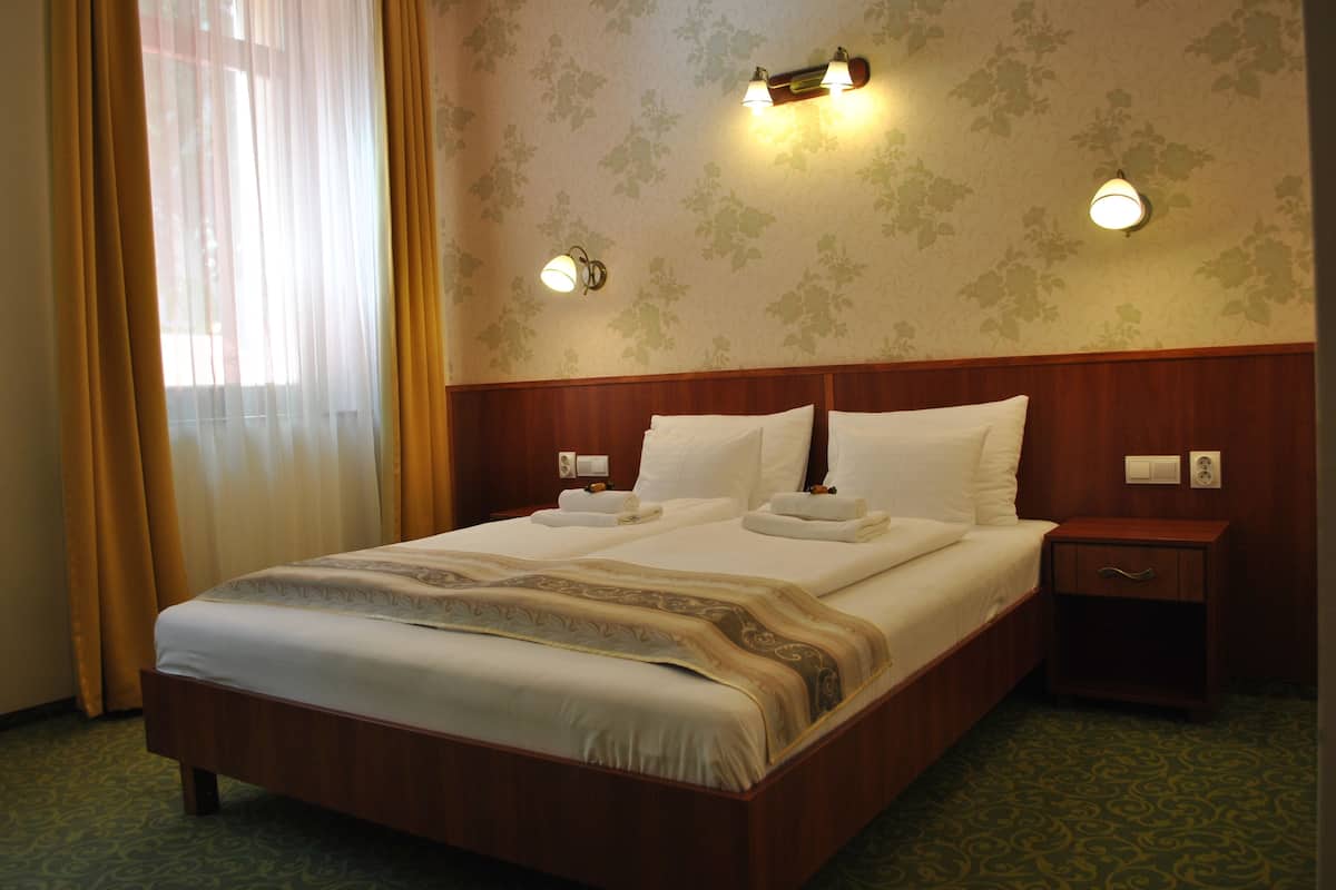 double room | minibar, desk, soundproofing, free cots/infant beds