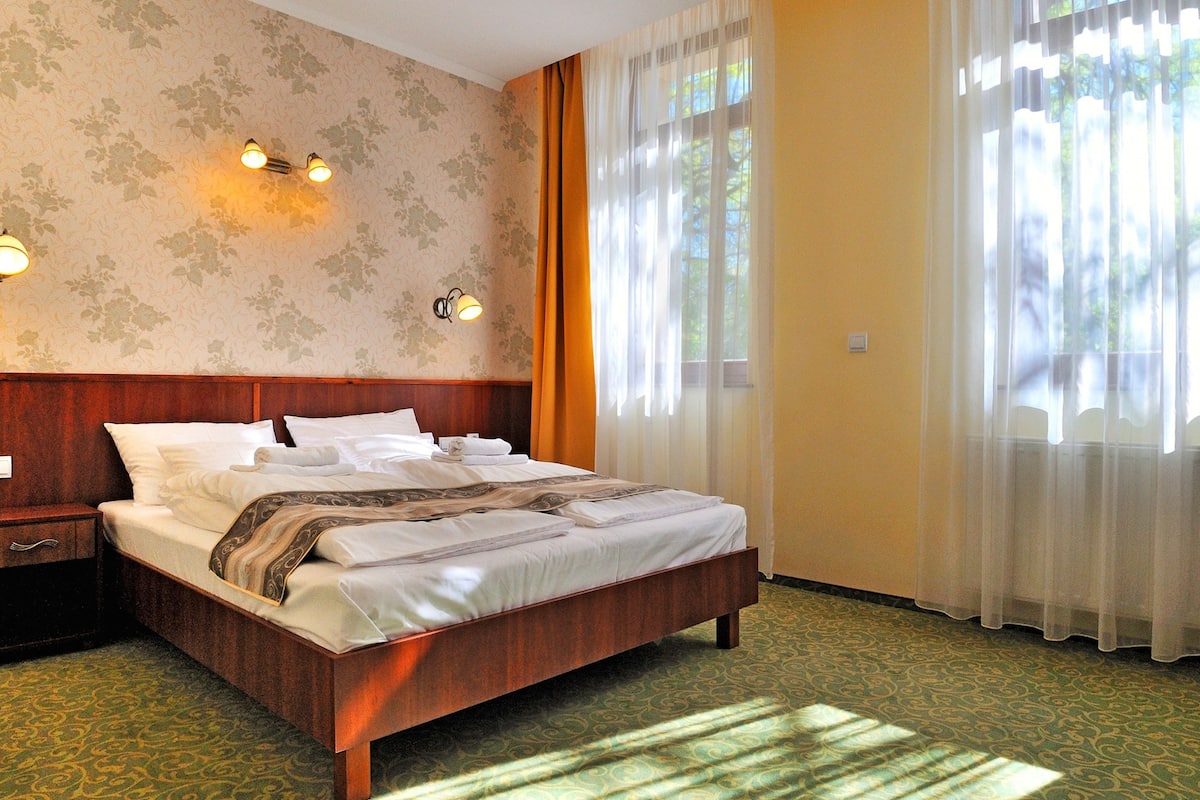 double room | minibar, desk, soundproofing, free cots/infant beds