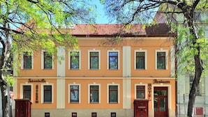 Un edificio de dos pisos con un cartel que dice "Sundavox Hotel" y "Pavloum Hotel".