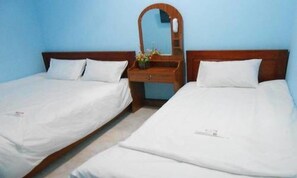 Standard Triple Room | Desk, free WiFi - Lucky Backpacker Hostel (Vientiane)