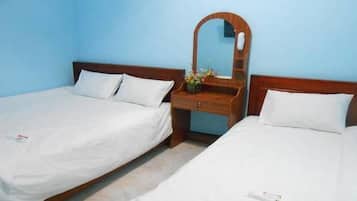 Quarto triplo standard | Escrivaninha, Wi-Fi de cortesia