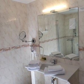 Free toiletries, hair dryer, towels - Hostellerie du Grand Sully (Sully-sur-Loire)