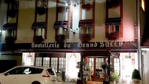 A building with a sign reading "hostellerie du Grand Sable". - Hostellerie du Grand Sully (Sully-sur-Loire)