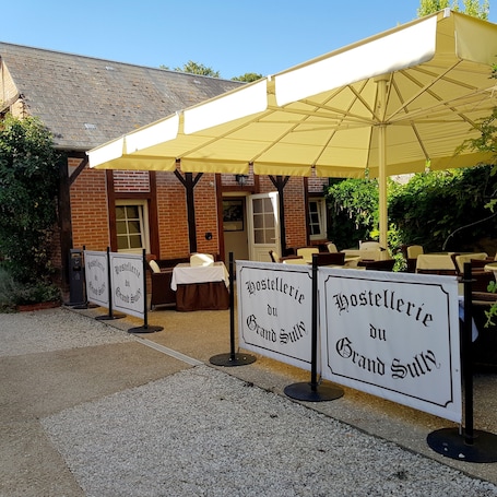 Exterior. Hostellerie du Grand Sully