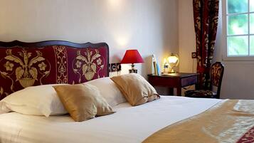 Comfort eenpersoonskamer | Een minibar, een bureau, verduisterende gordijnen