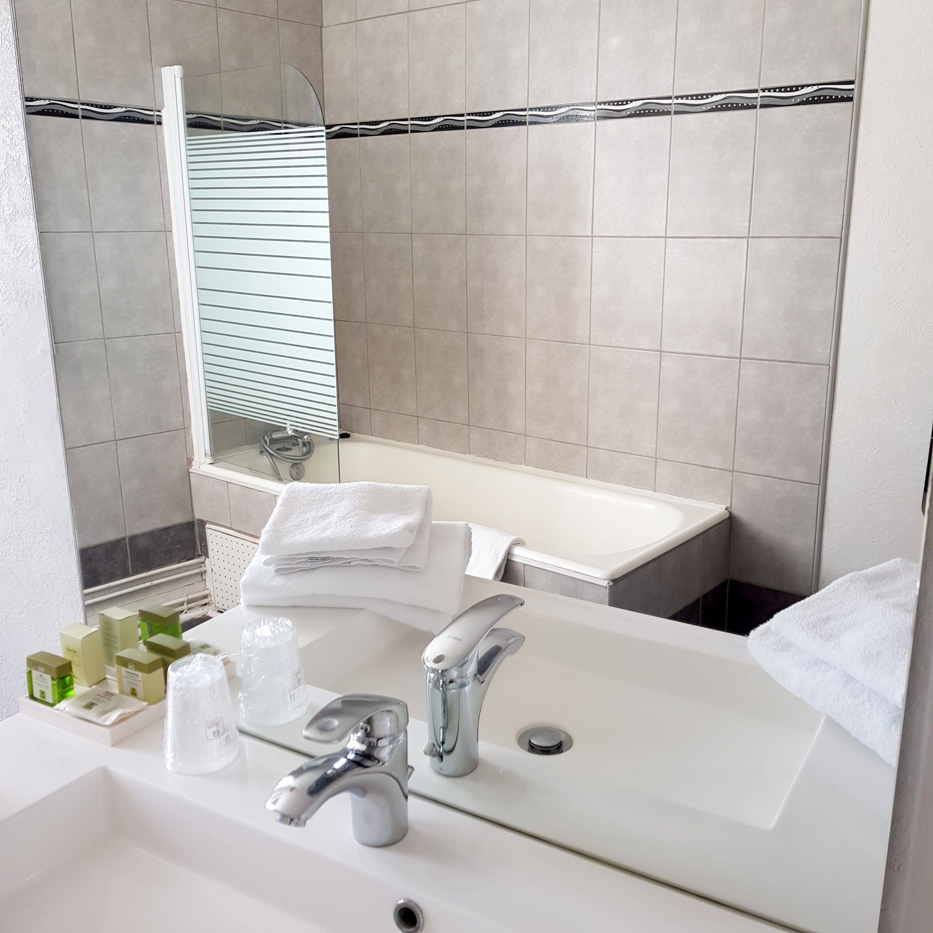 Double Room, Bathtub | Bathroom | Free toiletries, hair dryer, towels