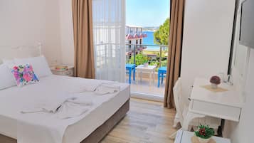 Habitación doble estándar, vista al mar | Minibar, escritorio, insonorización y tabla de planchar con plancha
