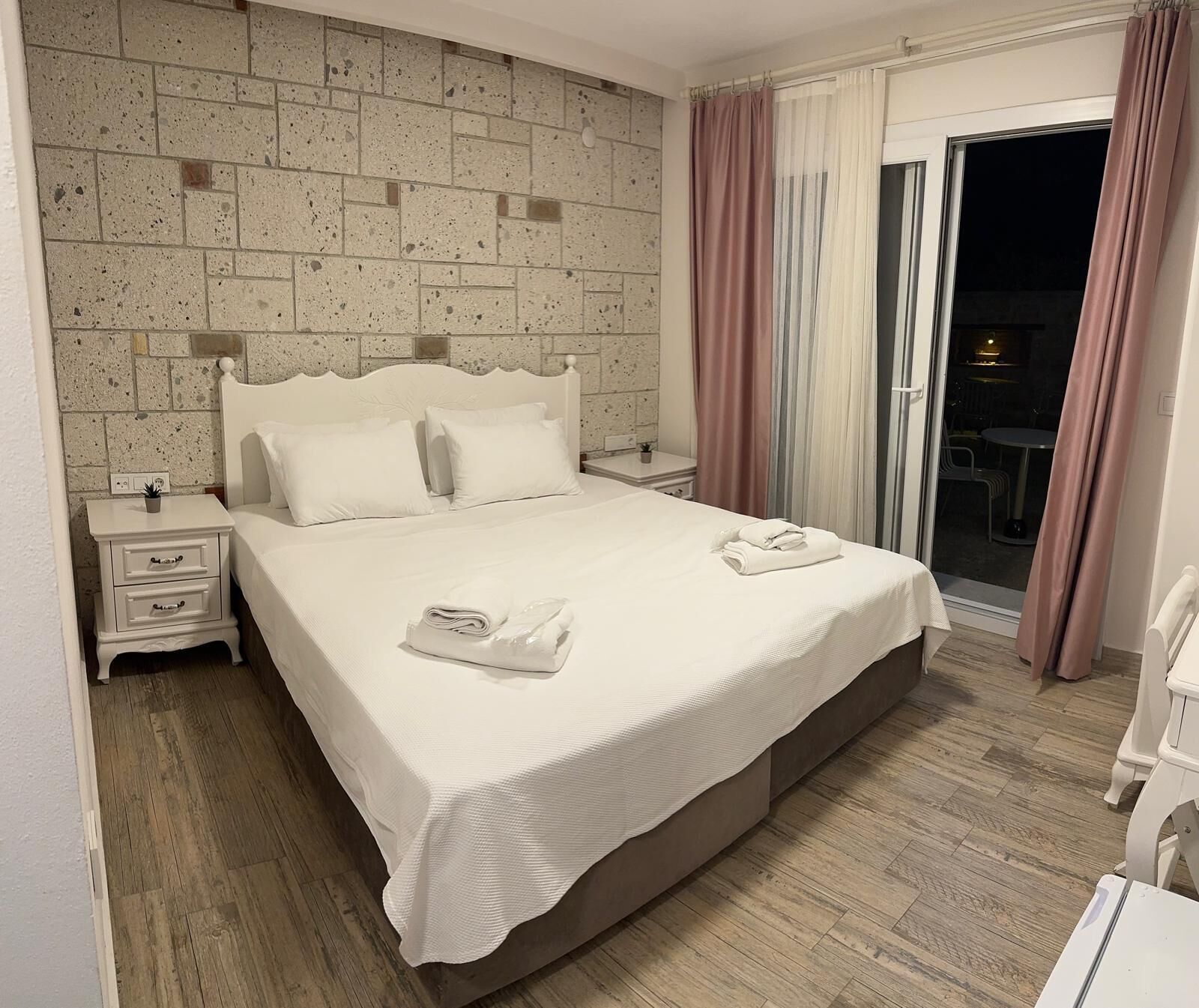 Standard-Doppelzimmer | Minibar, Schreibtisch, schallisolierte Zimmer, Bügeleisen/Bügelbrett