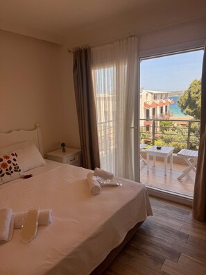 Chambre Double Standard, vue mer | Minibar, bureau, chambres insonorisées, fer et planche à repasser