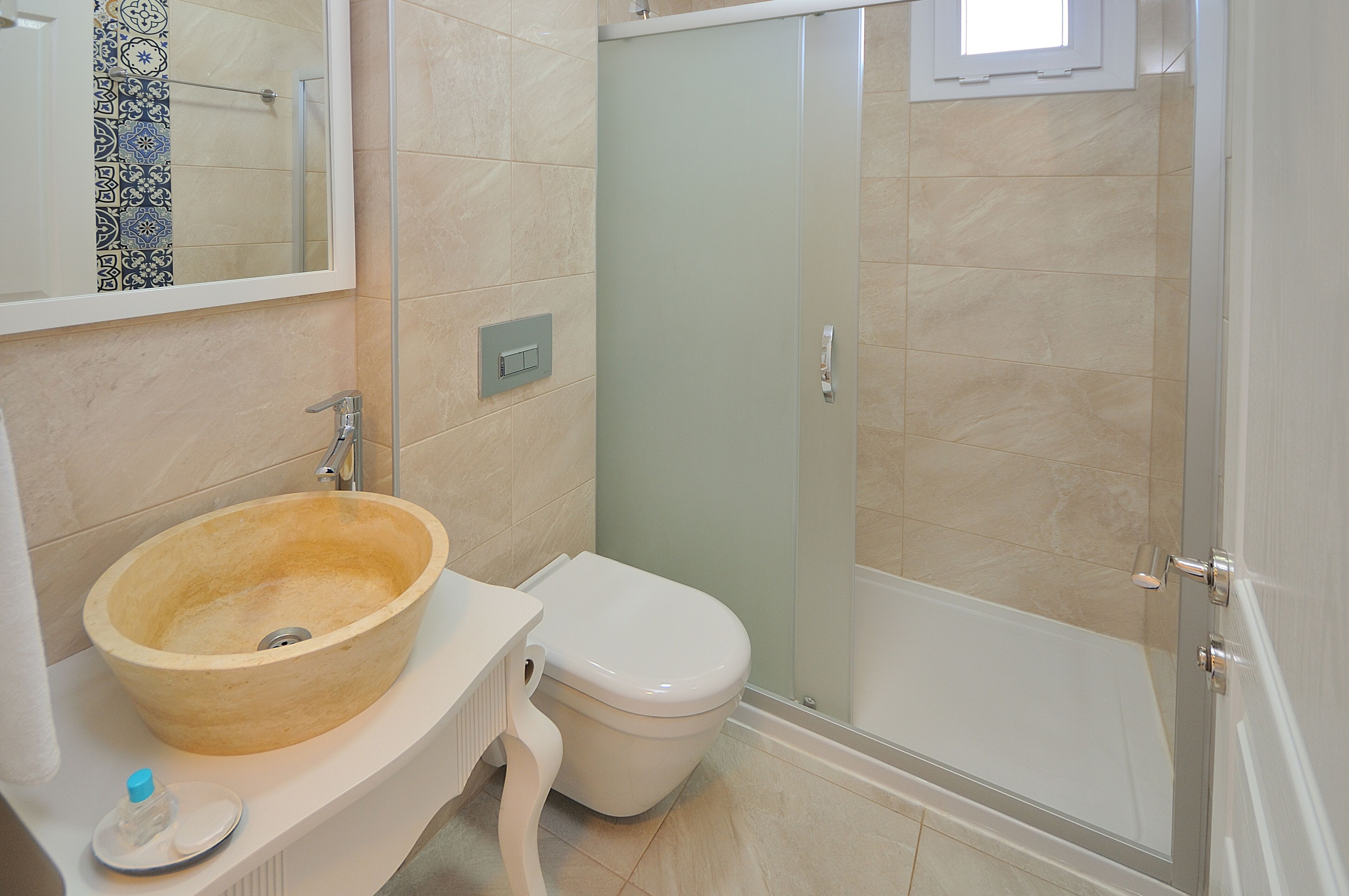 standard double room | bathroom | shower, free toiletries, hair dryer, slippers