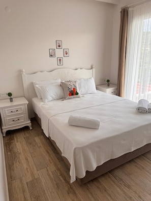Habitación doble estándar | Minibar, escritorio, insonorización y tabla de planchar con plancha 