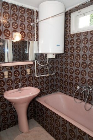 Apartamento clásico, lanai, planta baja | Baño | Ducha, secador de pelo y toallas