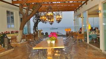 2 restaurants, breakfast, lunch, dinner served; international cuisine