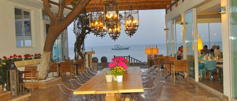 2 개의 레스토랑, 아침 식사, 점심 식사, 저녁 식사 제공(세계 요리)