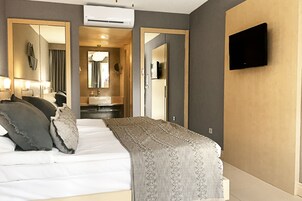 标准双人房或双床房 | 迷你吧、客房内保险箱、办公桌、免费 WiFi