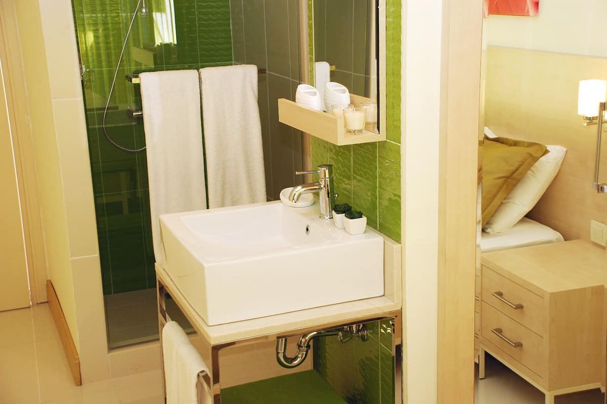 Douche, articles de toilette (gratuits), séchoir à cheveux, peignoirs