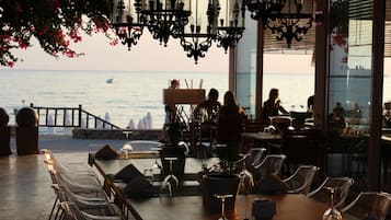 2 間餐廳,供應早餐、午餐和晚餐,國際料理