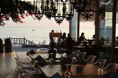 2 restaurantes; se sirve desayuno, almuerzo y cena; cocina internacional. Sunprime Dogan Side Beach - Adults Only