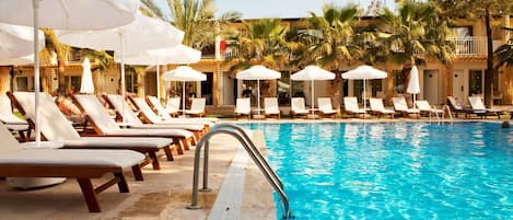 Piscine extérieure, parasols de plage, chaises longues