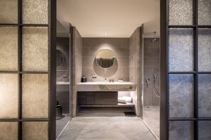 Suite | Badkamer | Gratis toiletartikelen, een haardroger, badjassen, pantoffels