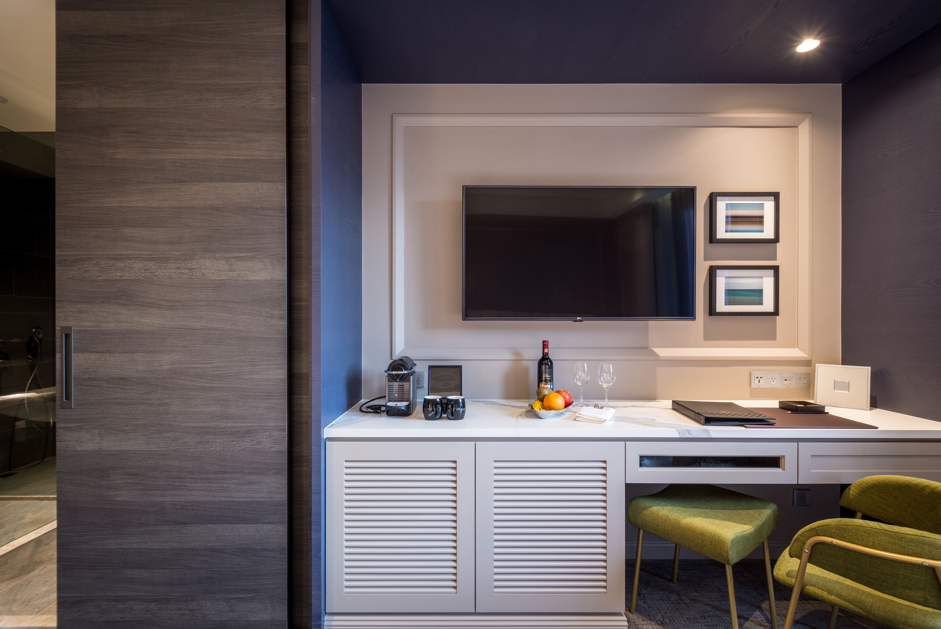 standard triple room | 1 bedroom, in-room safe, desk, laptop workspace