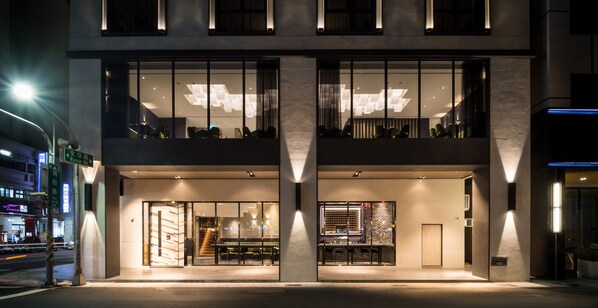 Front of property – evening/night - Park Lees Hotel (Kaohsiung)