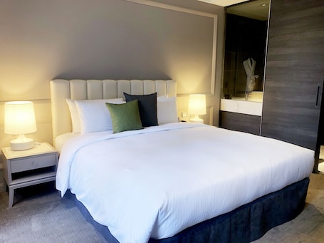 Standard Double Room (P Room) | In-room safe, desk, laptop workspace, free cribs/infant beds. Park Lees Hotel