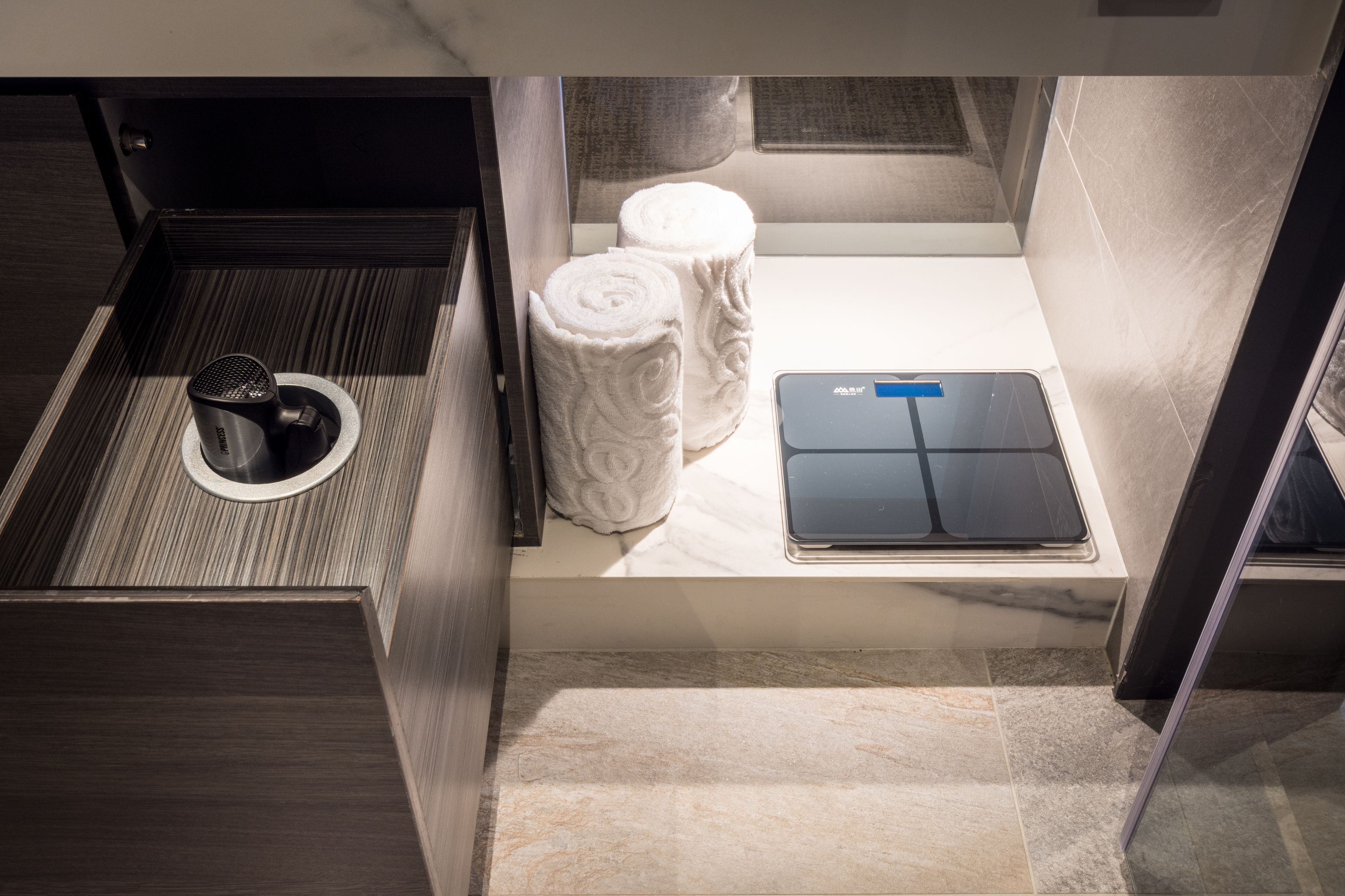 superior double room (v room) | bathroom | free toiletries, hair dryer, bathrobes, slippers