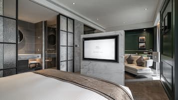 Suite | In-room safe, desk, laptop workspace, free cribs/infant beds