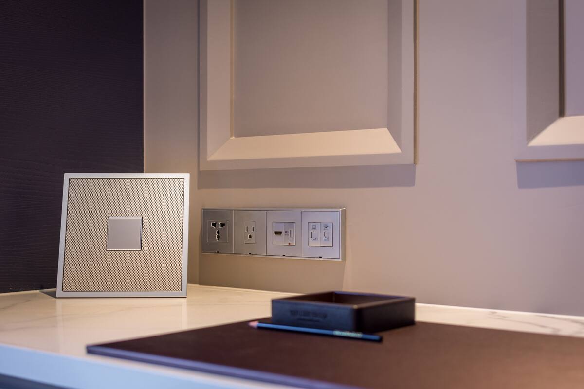 In-room safe, desk, laptop workspace, cribs (free)