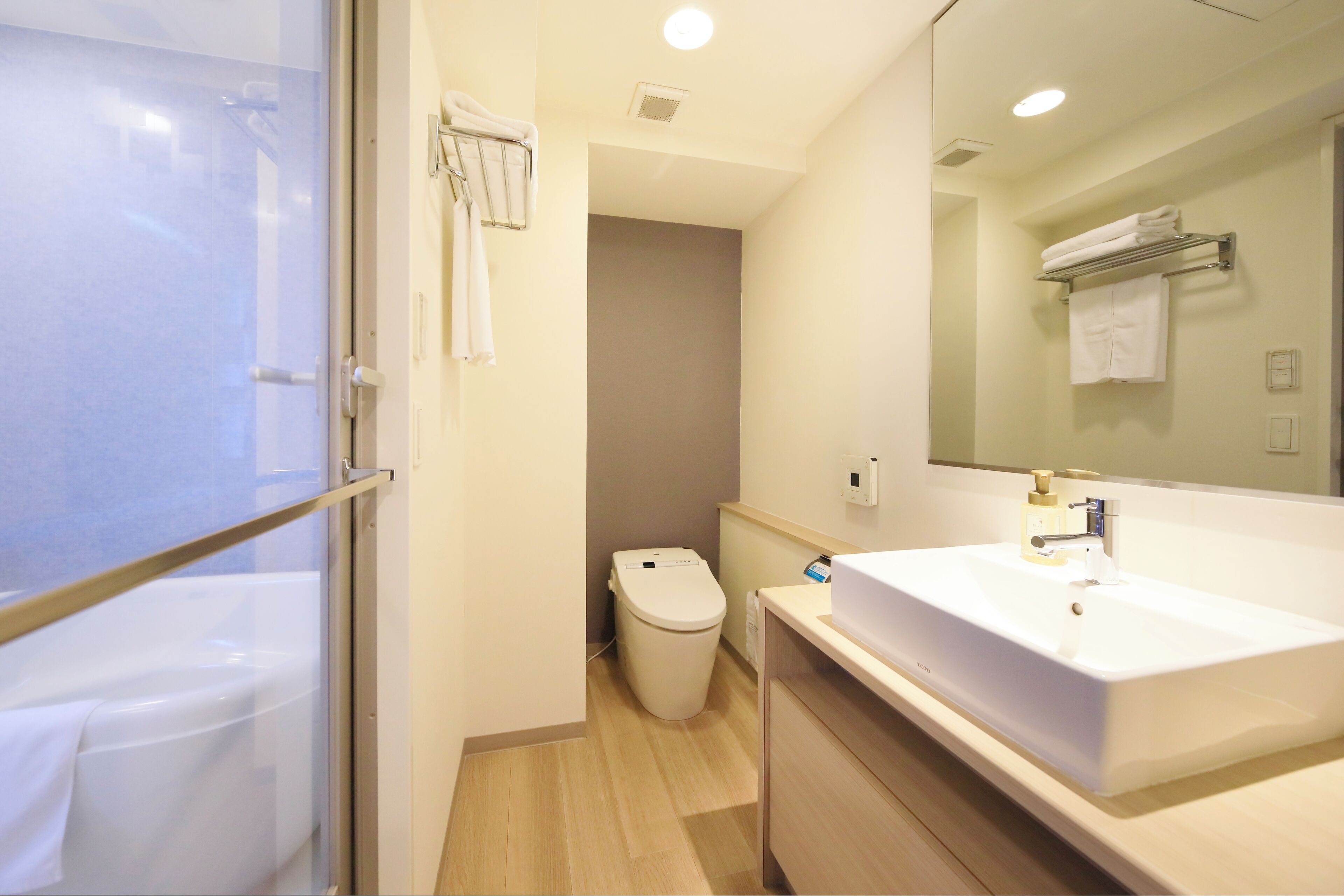 twin room, non smoking | bathroom | shower, towels