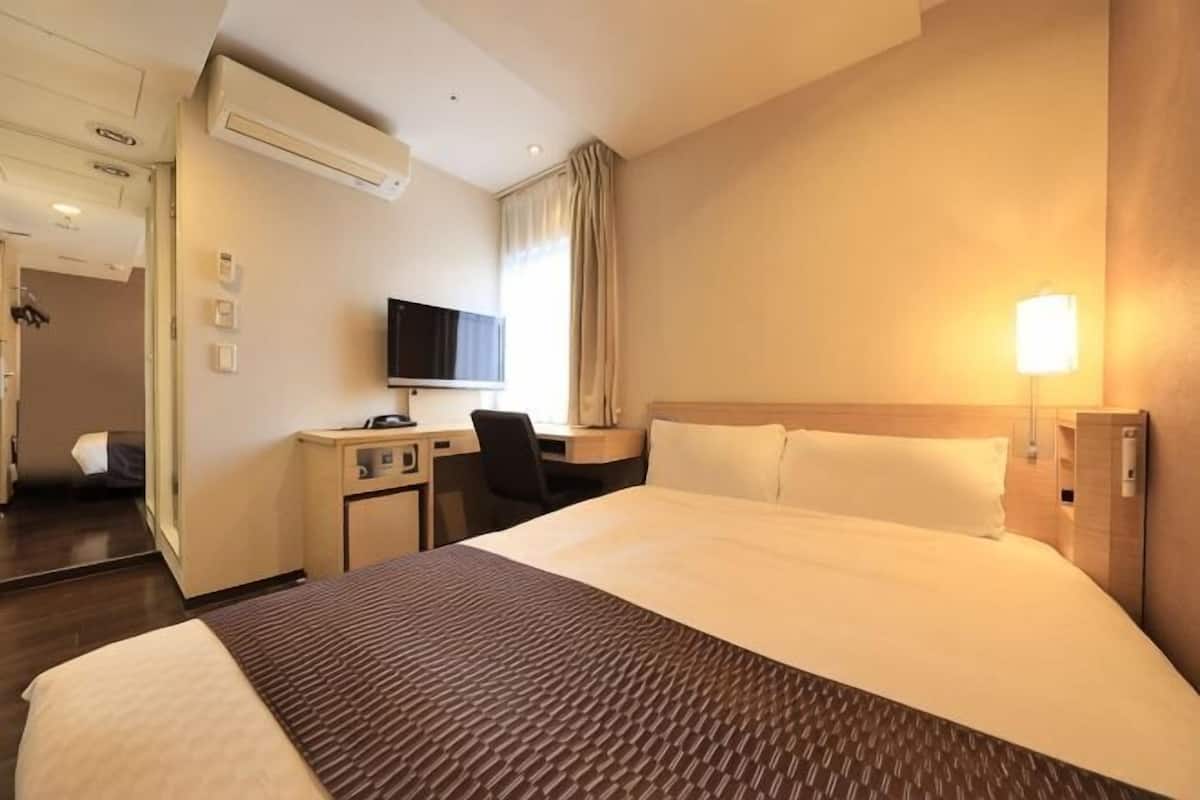 Down comforters, free WiFi, bed sheets