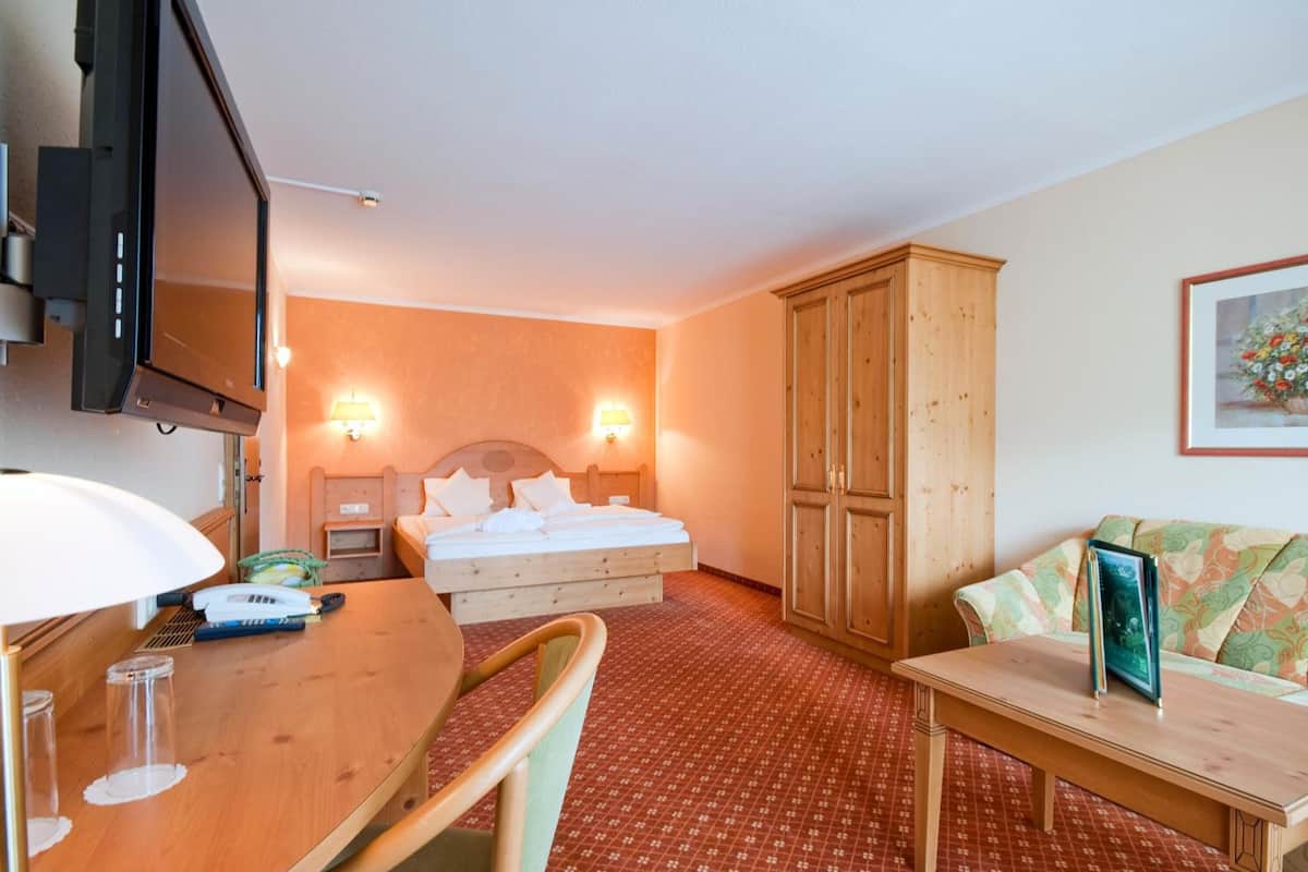 hypo-allergenic bedding, in-room safe, desk, blackout curtains