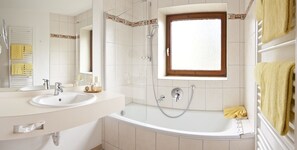 Bathroom - Suitehotel Kleinwalsertal (Mittelberg)