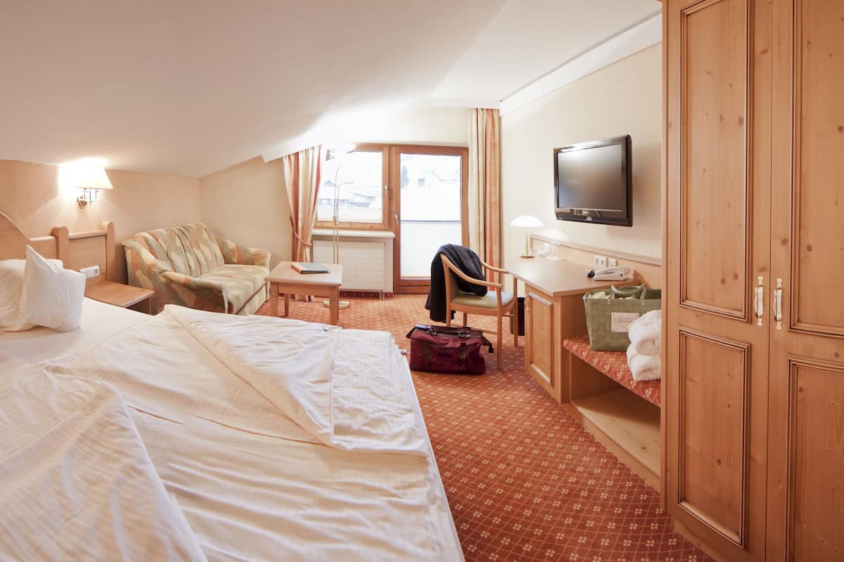 Tweepersoonskamer, balkon | Hypoallergeen beddengoed, een kluis op de kamer, een bureau