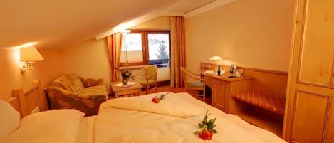 Double Room, Balcony | Hypo-allergenic bedding, in-room safe, desk, blackout curtains