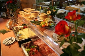 Petit déjeuner, déjeuner et dîner servis sur place