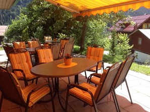 Se sirven desayunos y almuerzos; cocina regional; con vista al jardín