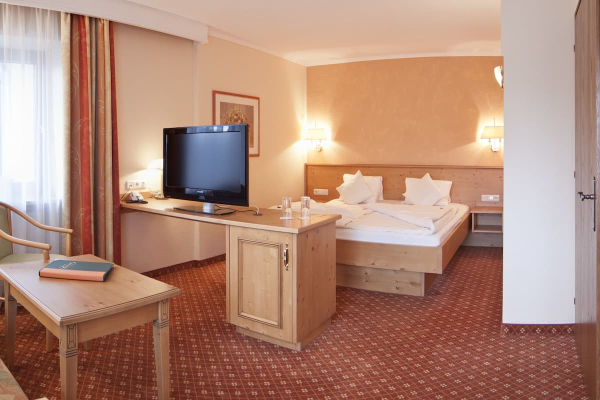 Junior-Suite, 1 Schlafzimmer, Balkon | Wohnbereich | Flachbildfernseher