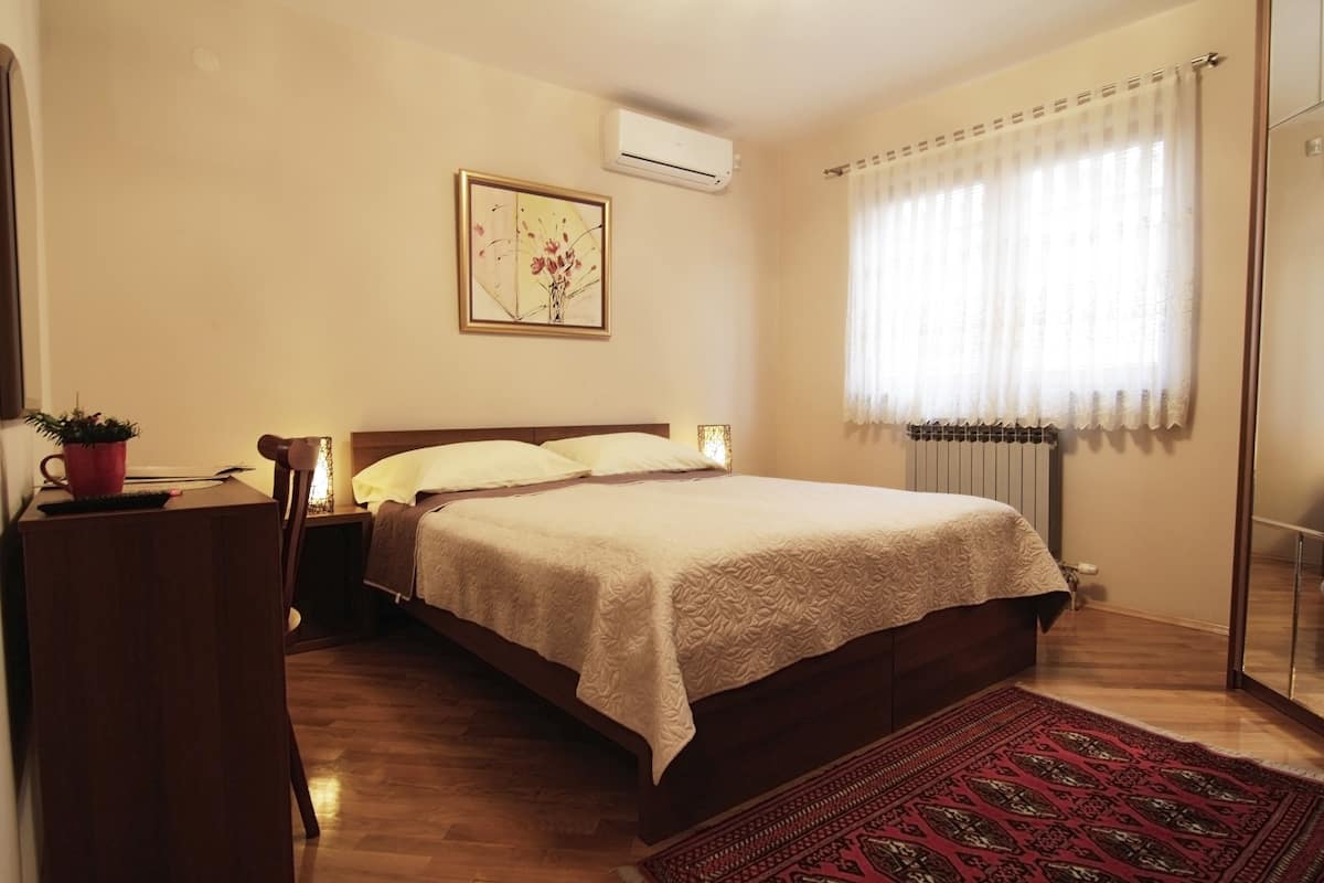 Habitación familiar | Caja de seguridad en la habitación y escritorio