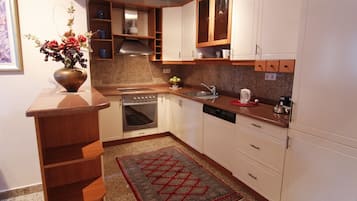 Apartment, Balcony | Private kitchen | Freezer