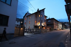 Fassade der Unterkunft – Abend/Nacht