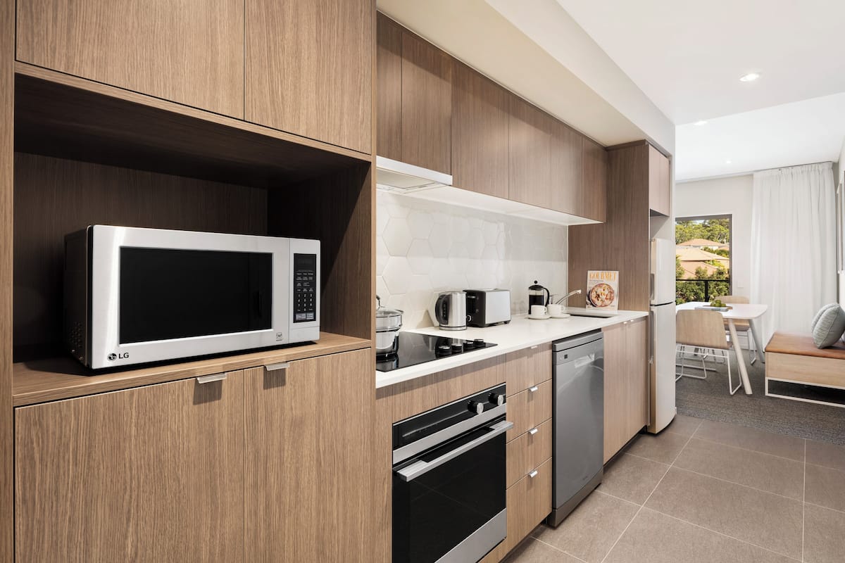 Refrigerador, microondas, placa de cocina, cafetera/tetera